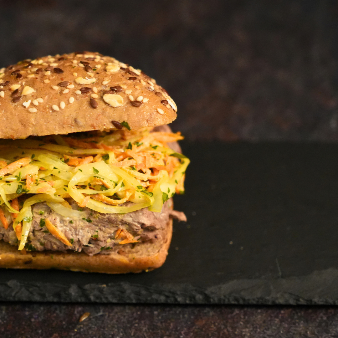 Sandwich du mois – Körnli à l’effiloché de boeuf, coleslaw maison